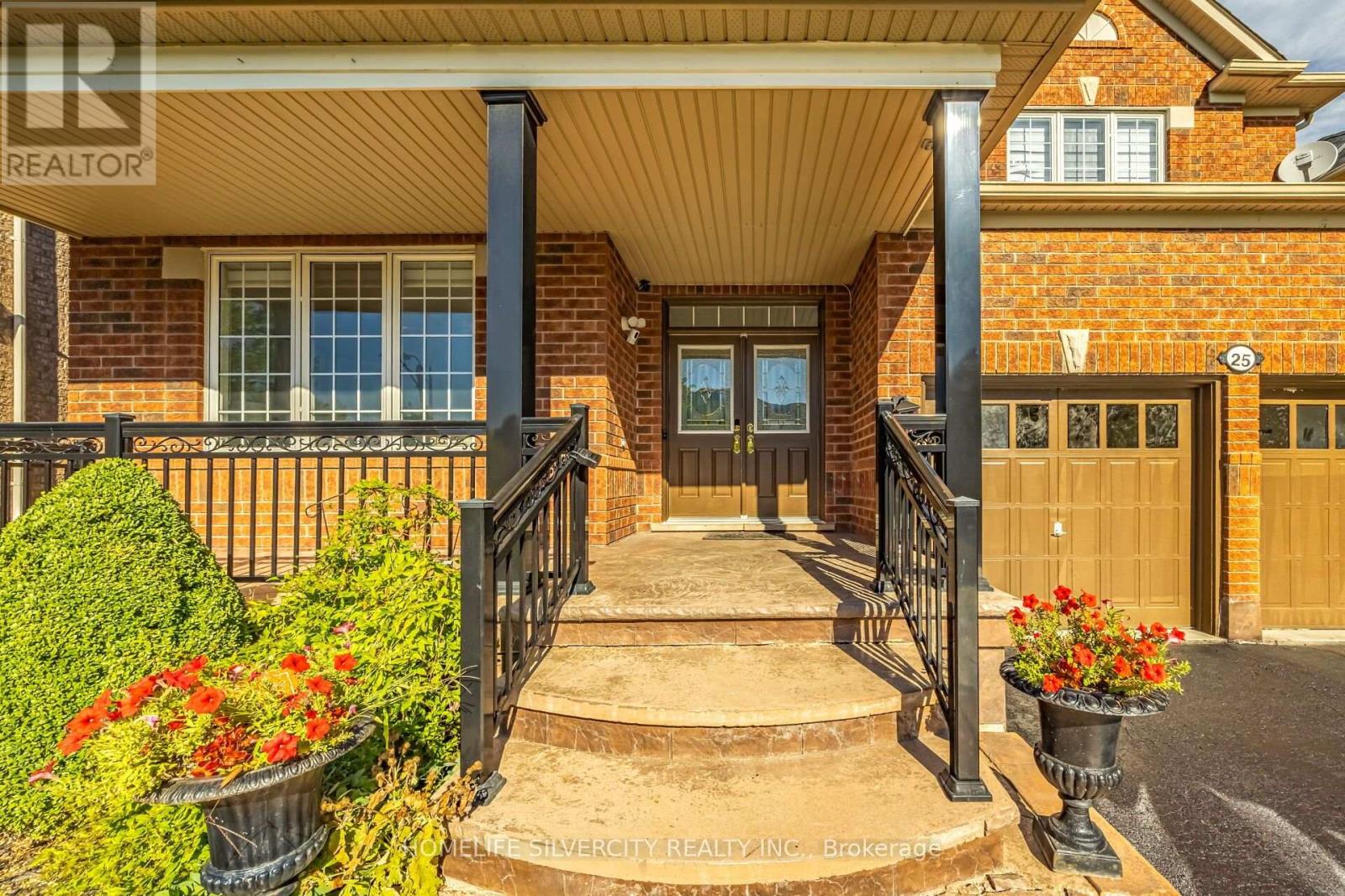 25 VAN HOOF CRESCENT