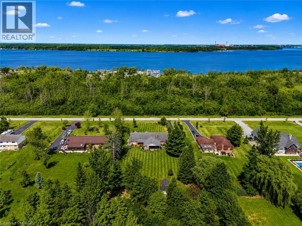 233 CAIRNS Crescent