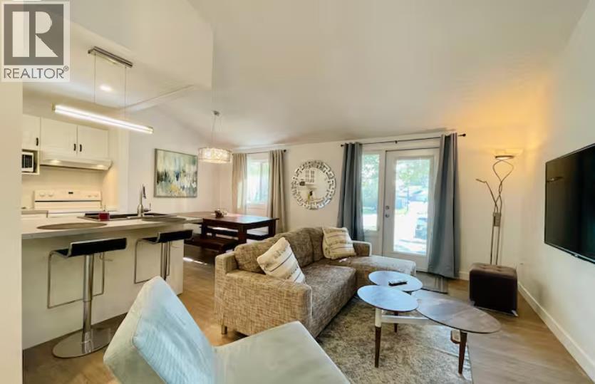 830 Columbia Boulevard W