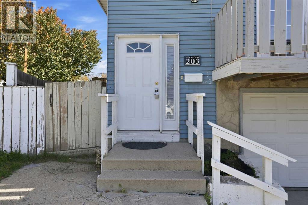 203 Penbrooke Close SE