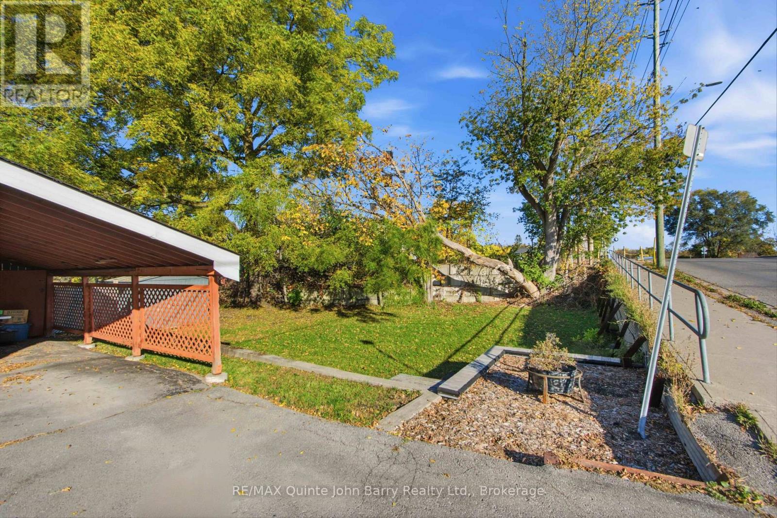 136 MOIRA STREET E