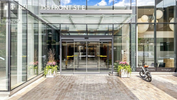 813 - 158 Front St E, Toronto (Moss Park), ON 2
