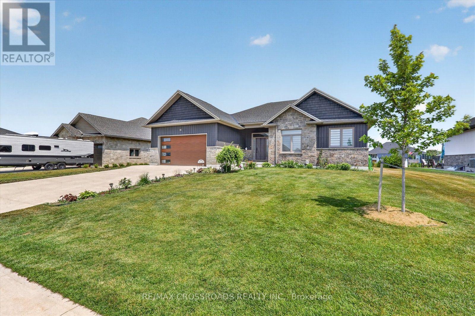 11 MCTAVISH CRESCENT N