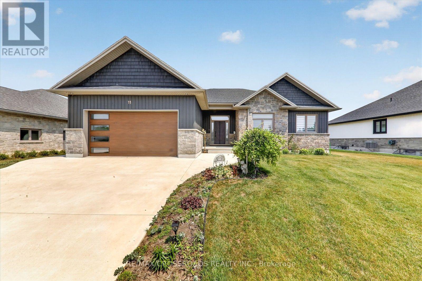 11 MCTAVISH CRESCENT N