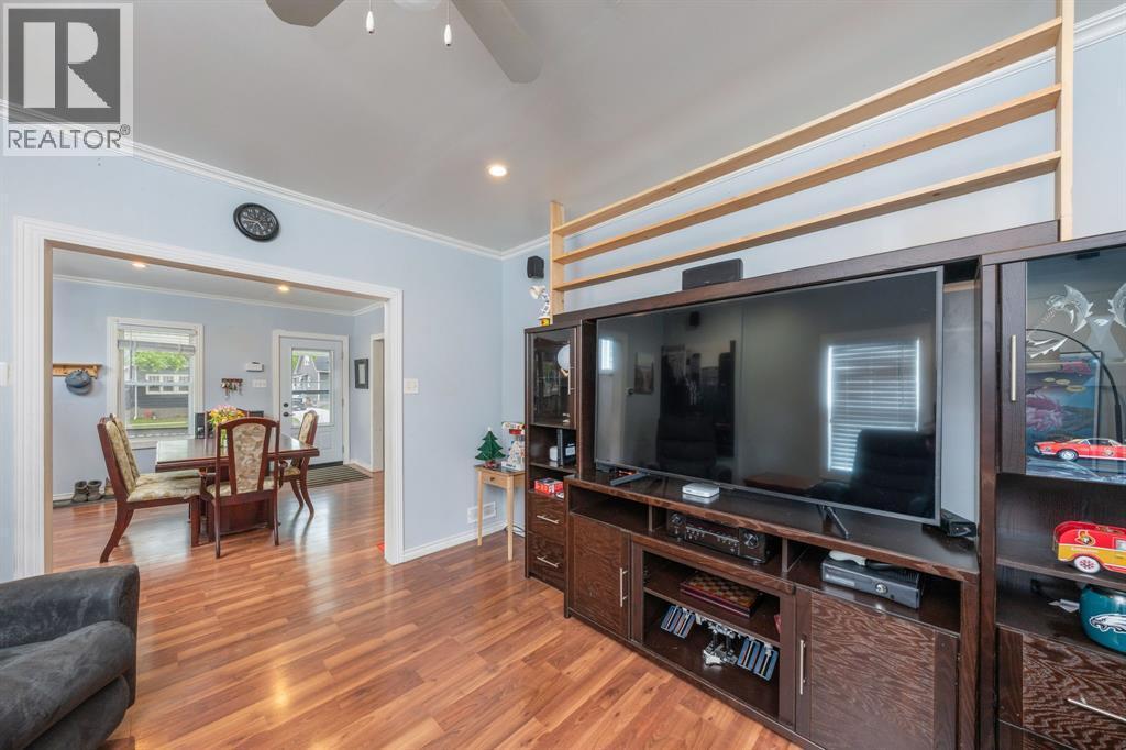 280 Cameron STREET - Photo 2