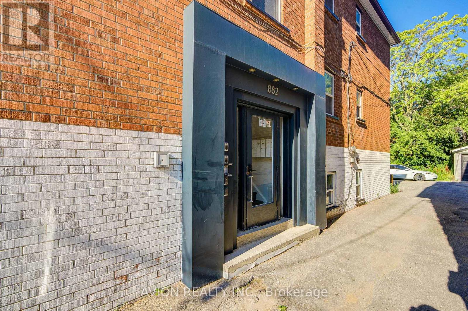 UNIT 6 - 882 BROADVIEW AVENUE