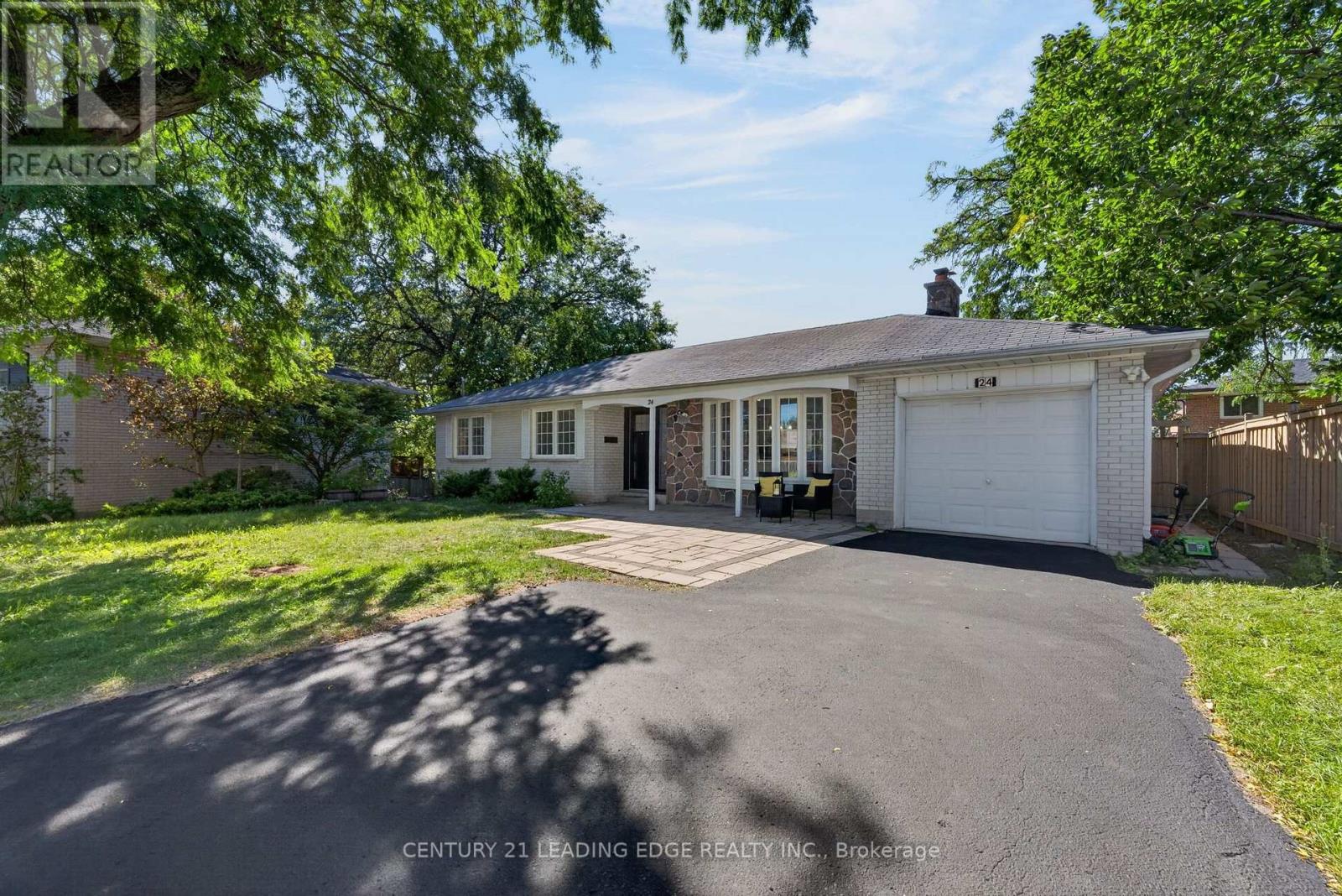 24 LINCOLN GREEN DRIVE
