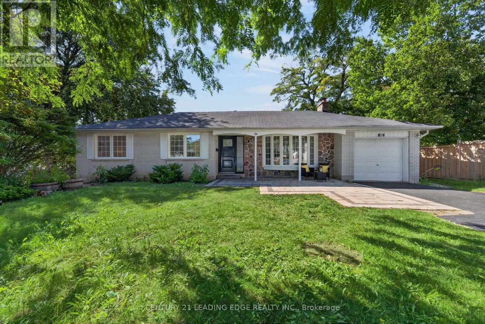 24 LINCOLN GREEN DRIVE