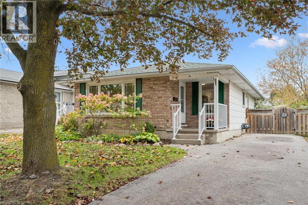 35 PEPPERWOOD Crescent