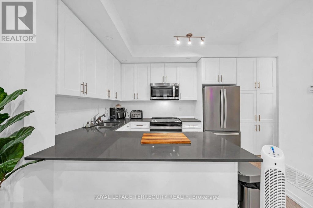 23 - 22 LYTHAM GREEN CIRCLE, NEWMARKET (GLENWAY ESTATES), ON L3Y 0H4 - Image 292231602.jpeg?d=l