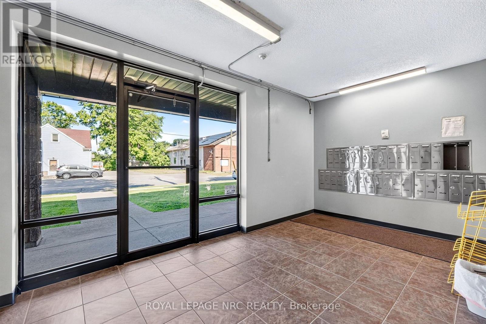 327 - 72 MAIN STREET E