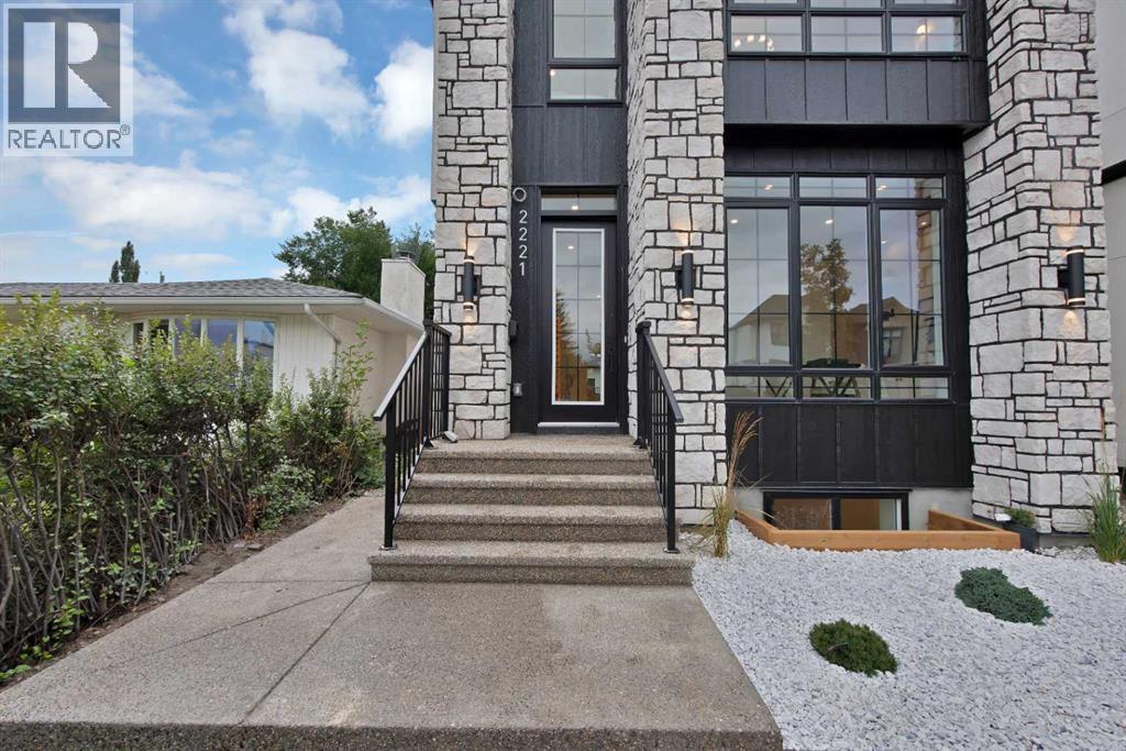2221 Halifax Crescent NW