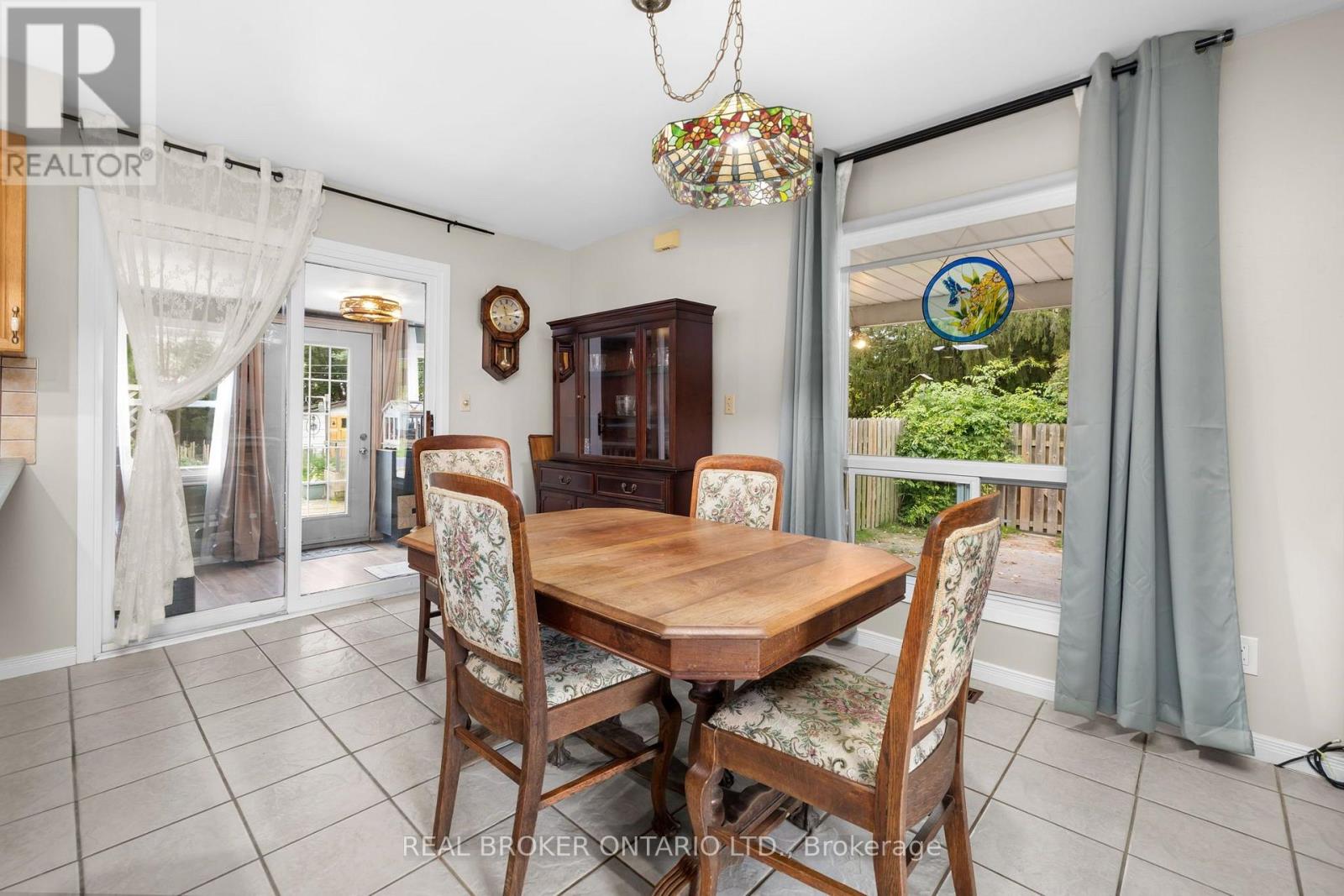 23 LOUISE CRESCENT