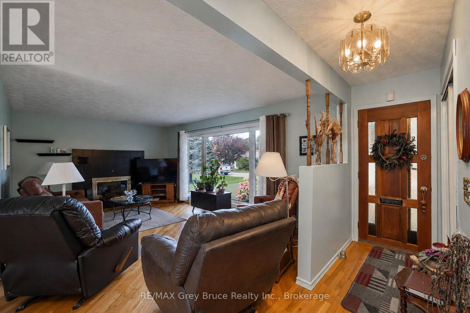 617 17TH STREET W
