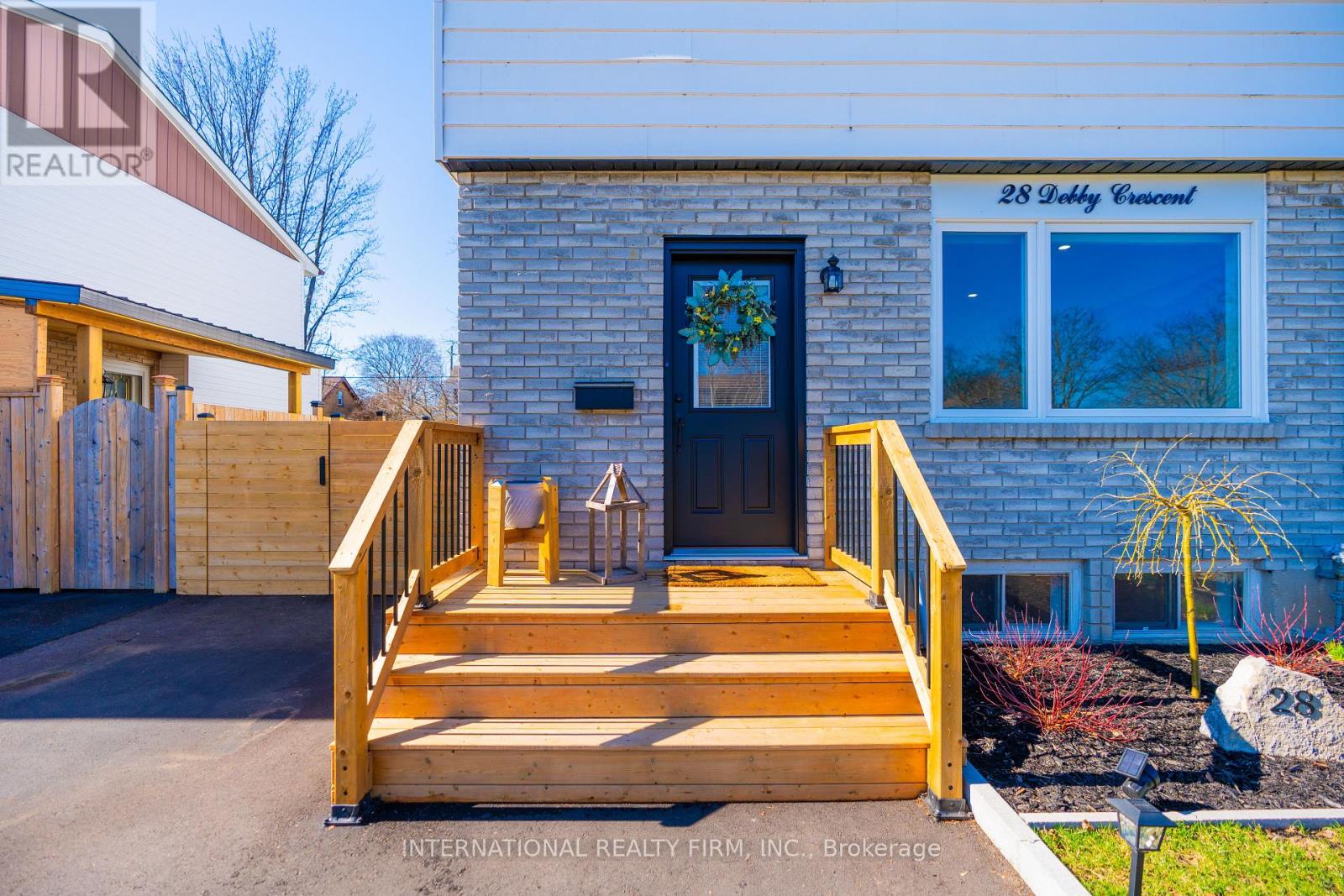 28 DEBBY CRESCENT