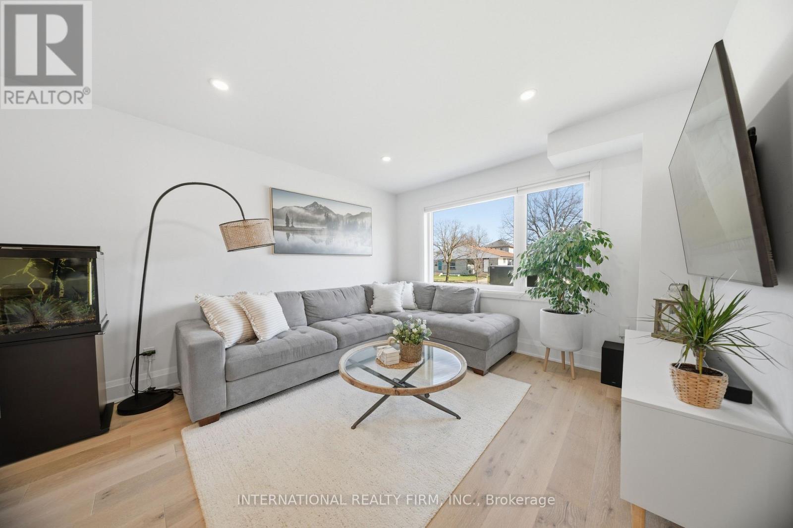 28 DEBBY CRESCENT