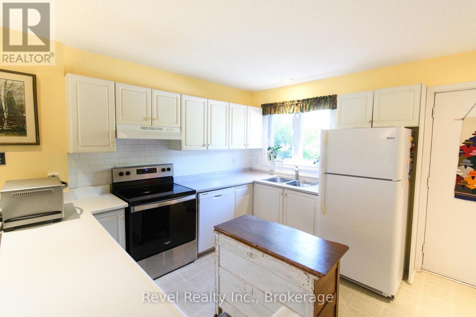 51 - 145 FAIRWAY CRESCENT