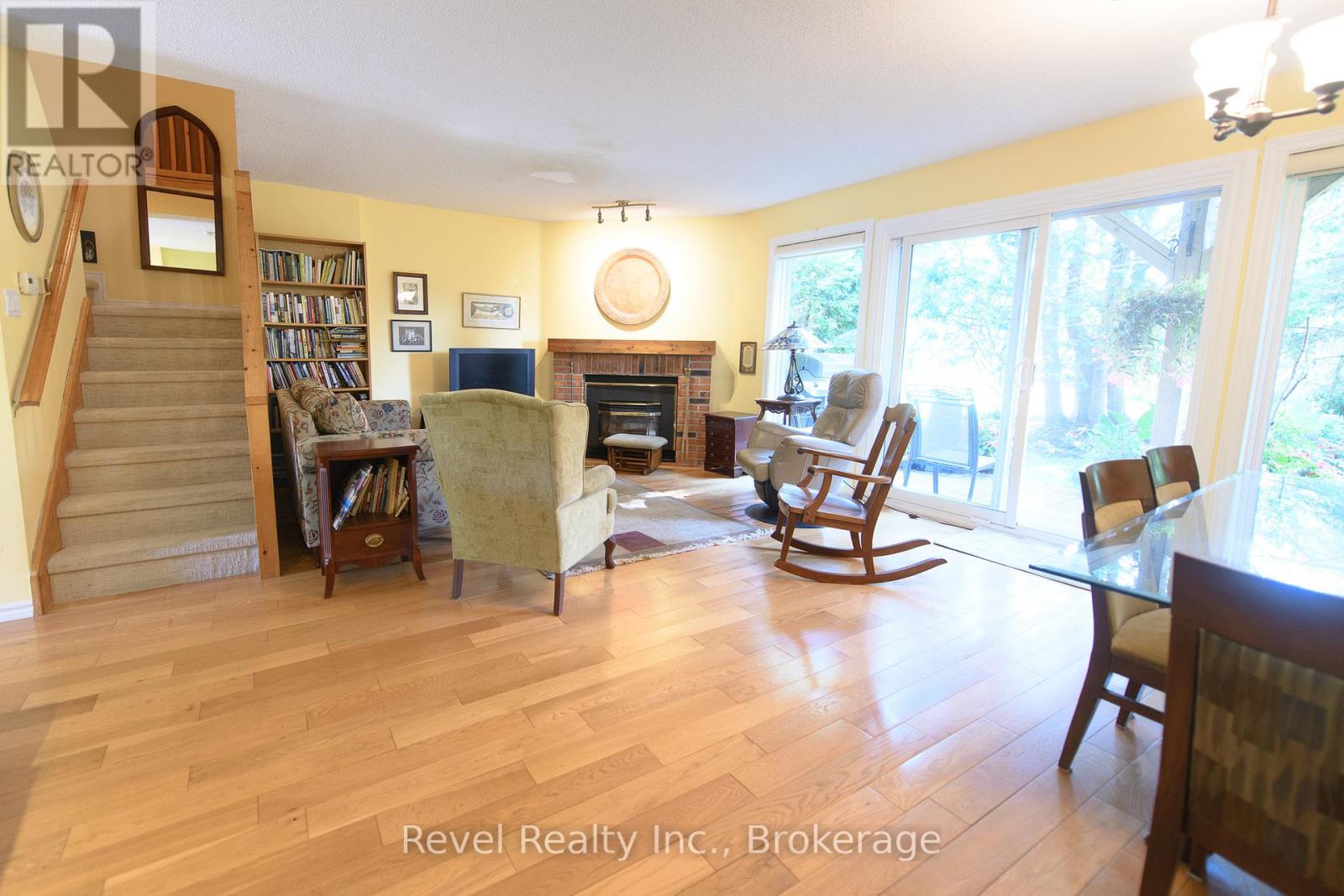 51 - 145 FAIRWAY CRESCENT