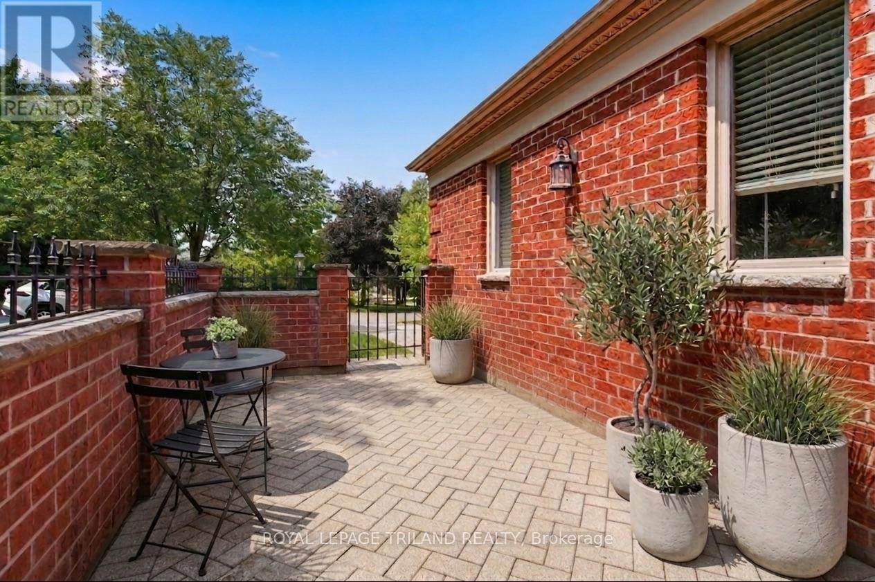8 - 60 ROSECLIFFE CRESCENT