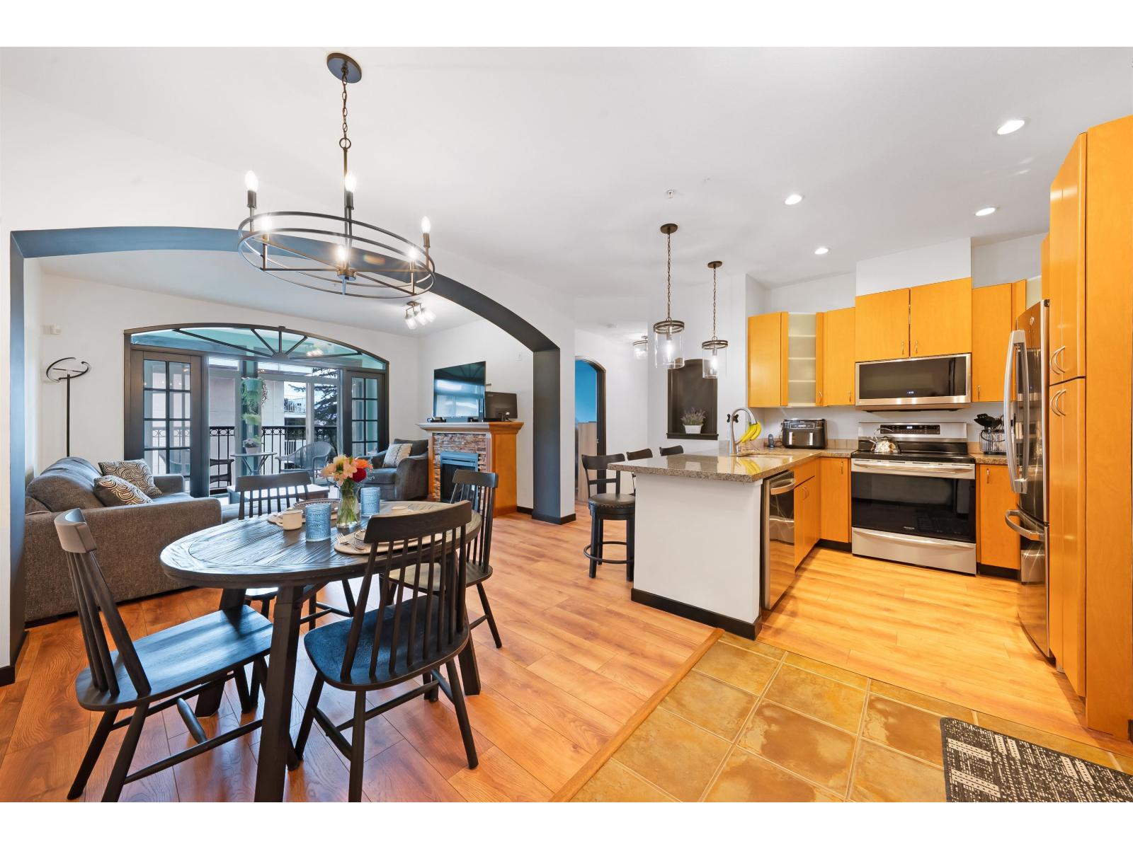 208 33485 SOUTH FRASER WAY