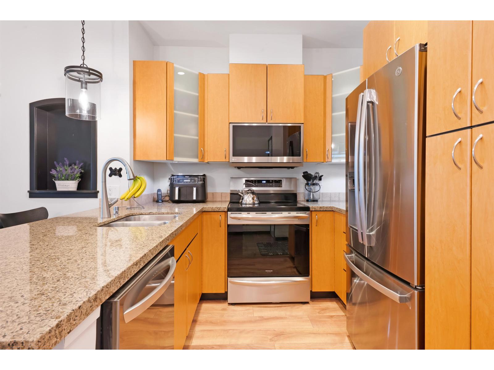 208 33485 SOUTH FRASER WAY