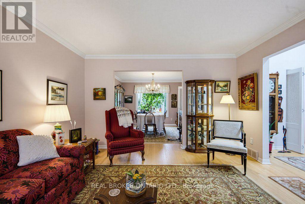 22 WOODHILL CRESCENT