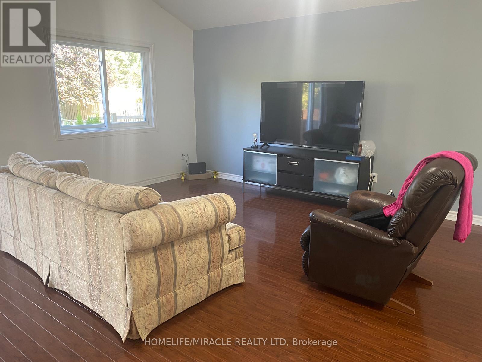 806 FAIRWAY CRESCENT