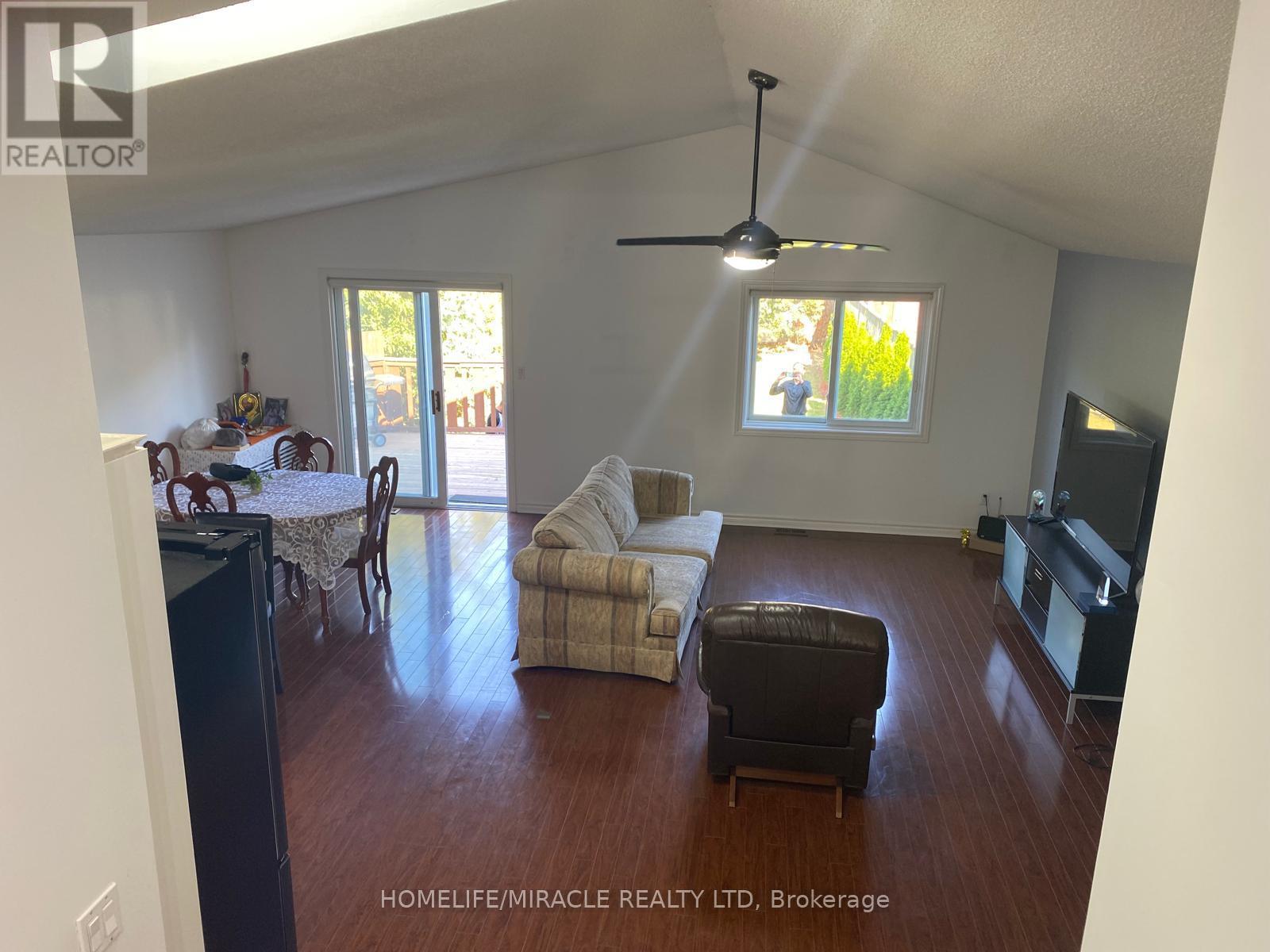 806 FAIRWAY CRESCENT