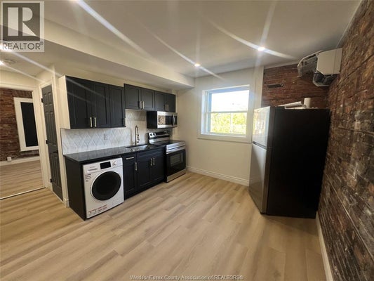 429 Wyandotte St W, Windsor, ON 3