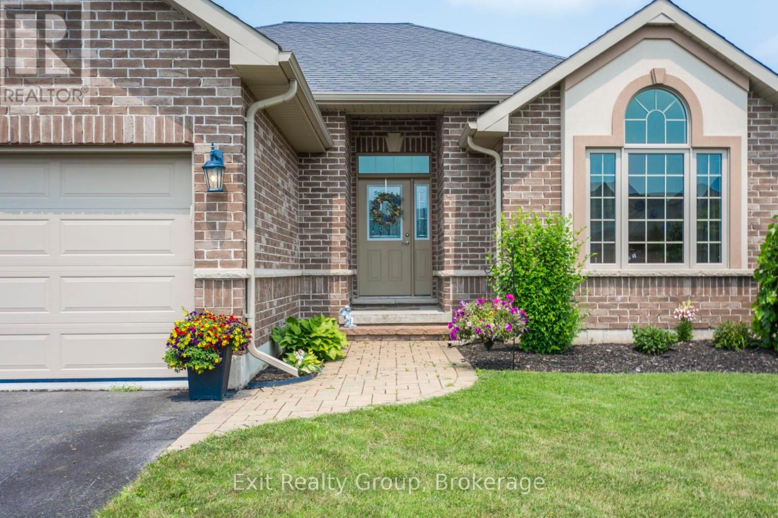 48 CAVENDISH DRIVE - Photo 3