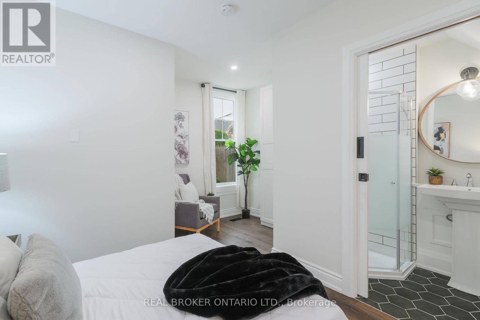 46 MURRAY STREET E