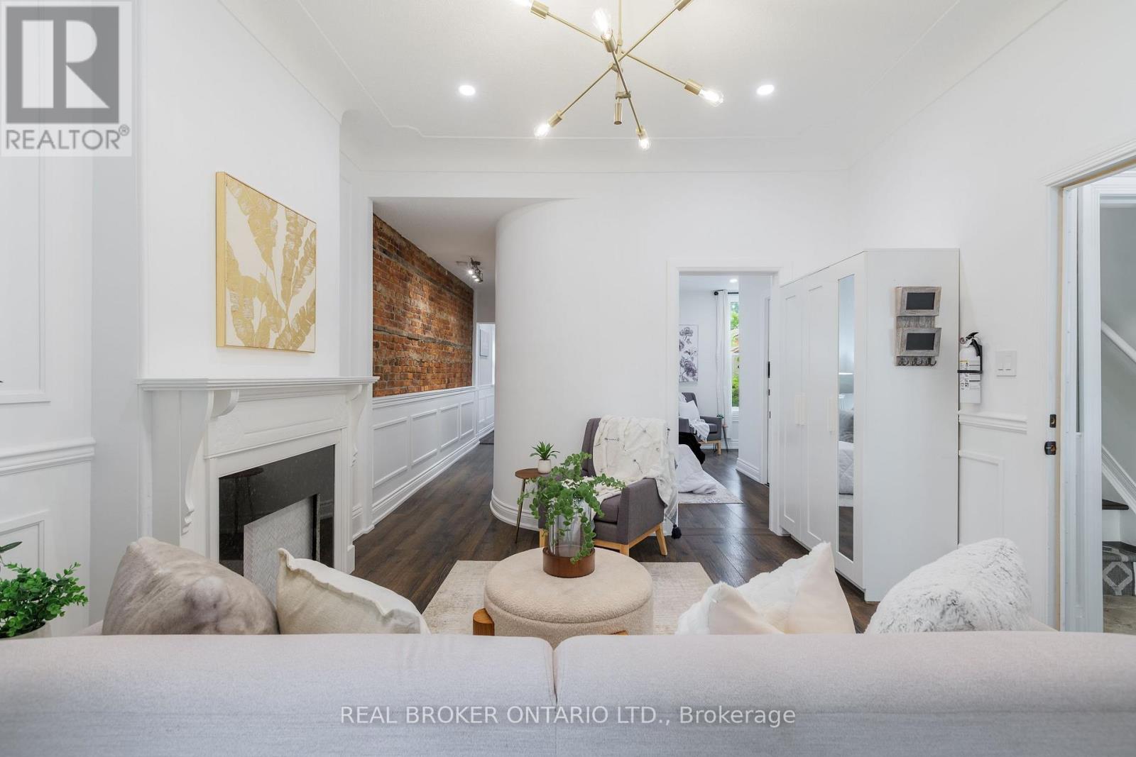 46 MURRAY STREET E