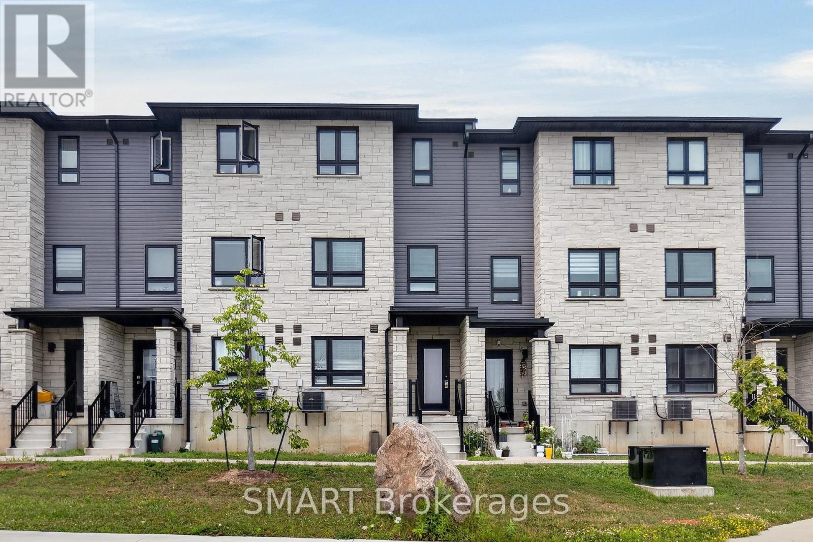 10 - 51 SPARROW AVENUE