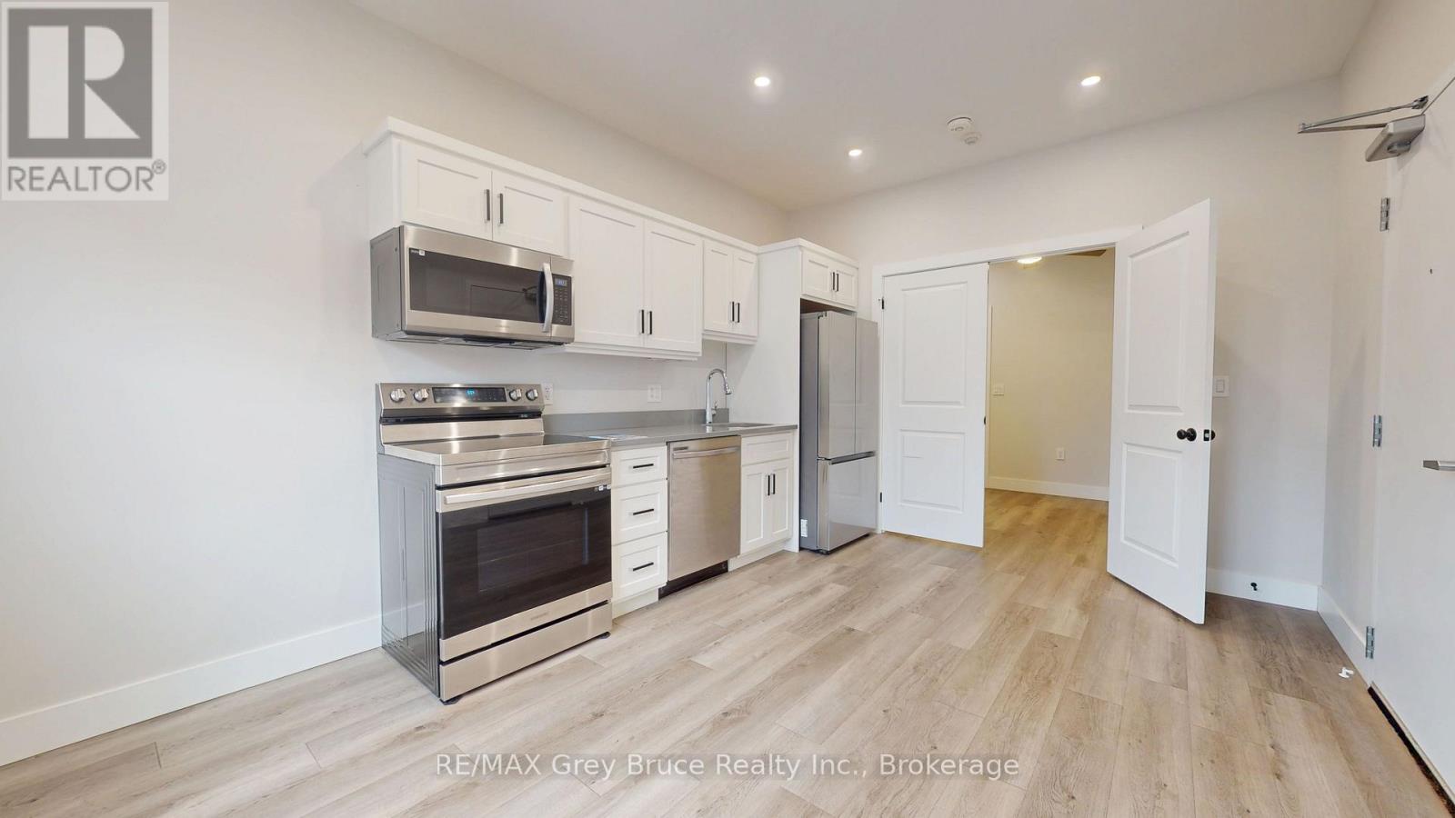 UNIT 3 - 39 1ST AVENUE S