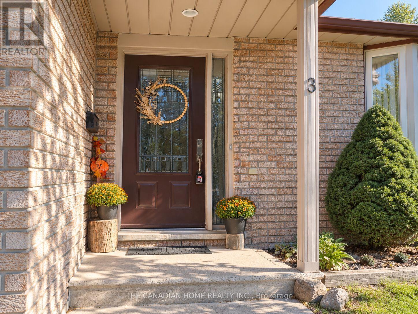 3 DUNHILL CRESCENT N