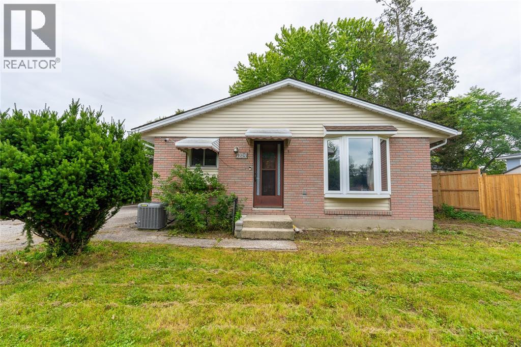 1104 OVERLEA CRESCENT, SARNIA, ON N7S 4E7 - Image 3292437280.jpeg?d=l