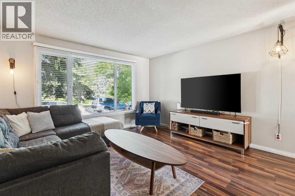 558 Strathcona Drive SW