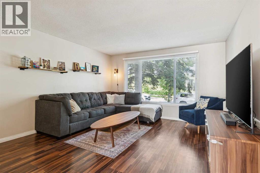 558 Strathcona Drive SW
