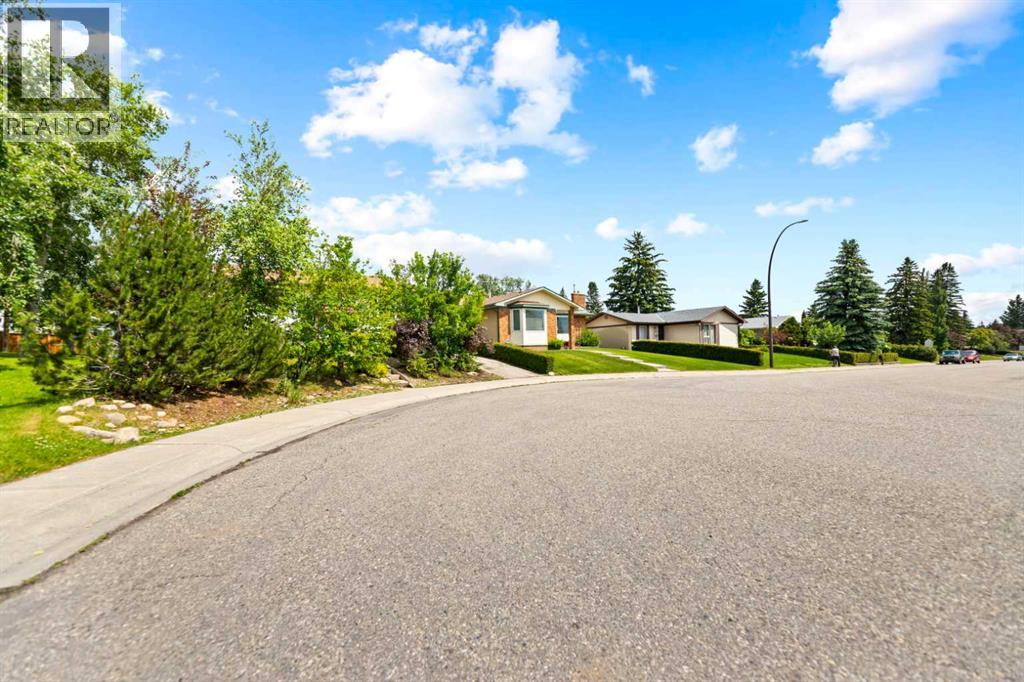 323 maddock Crescent NE