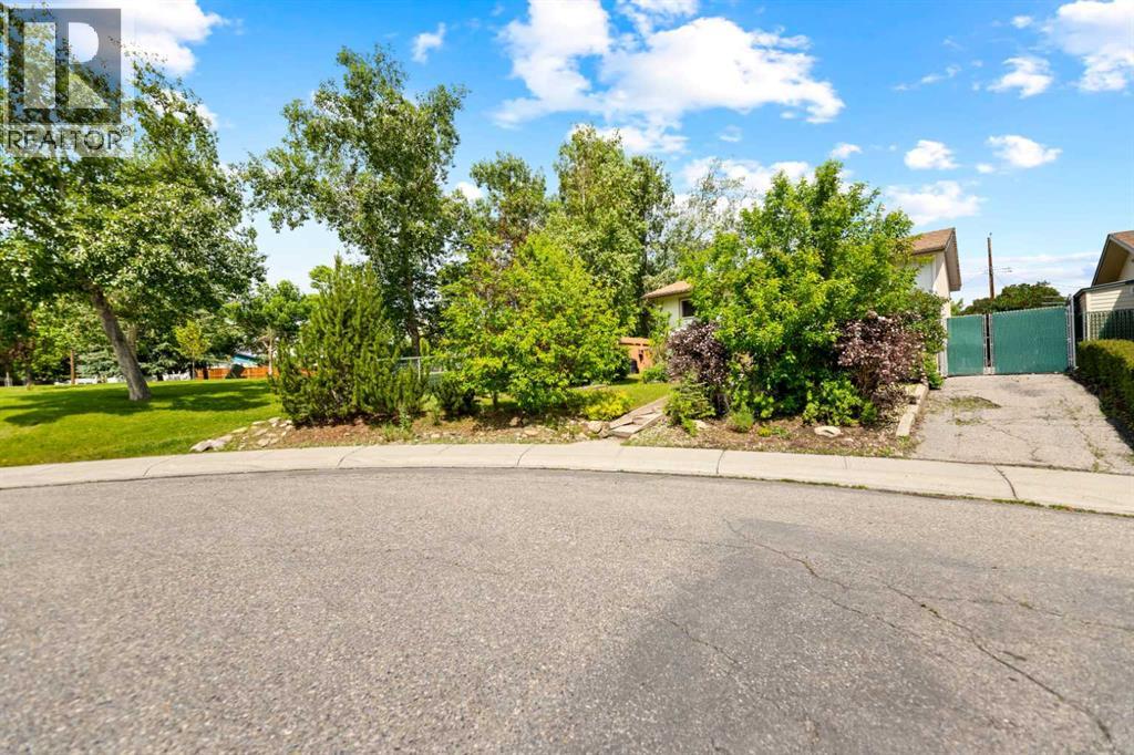 323 maddock Crescent NE