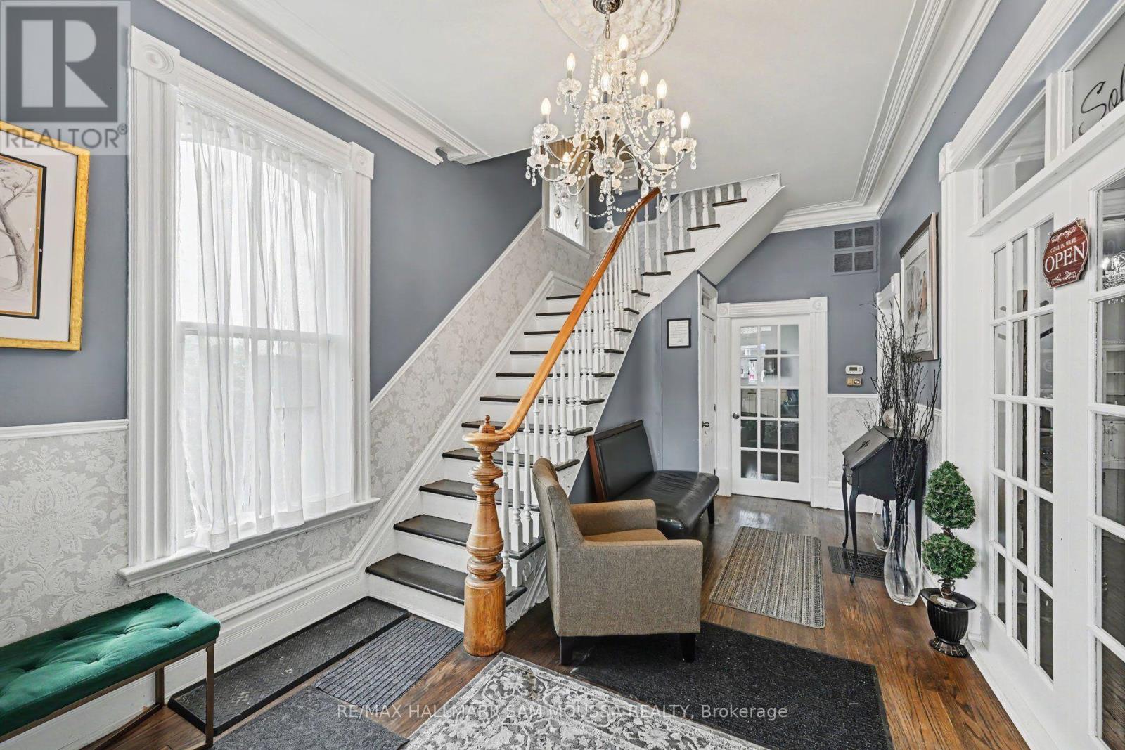 6 LAKE AVENUE W
