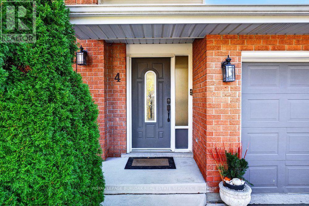 4 VANCE CRESCENT