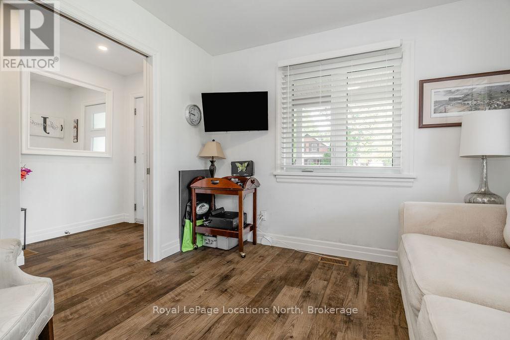 43 NAPIER STREET W