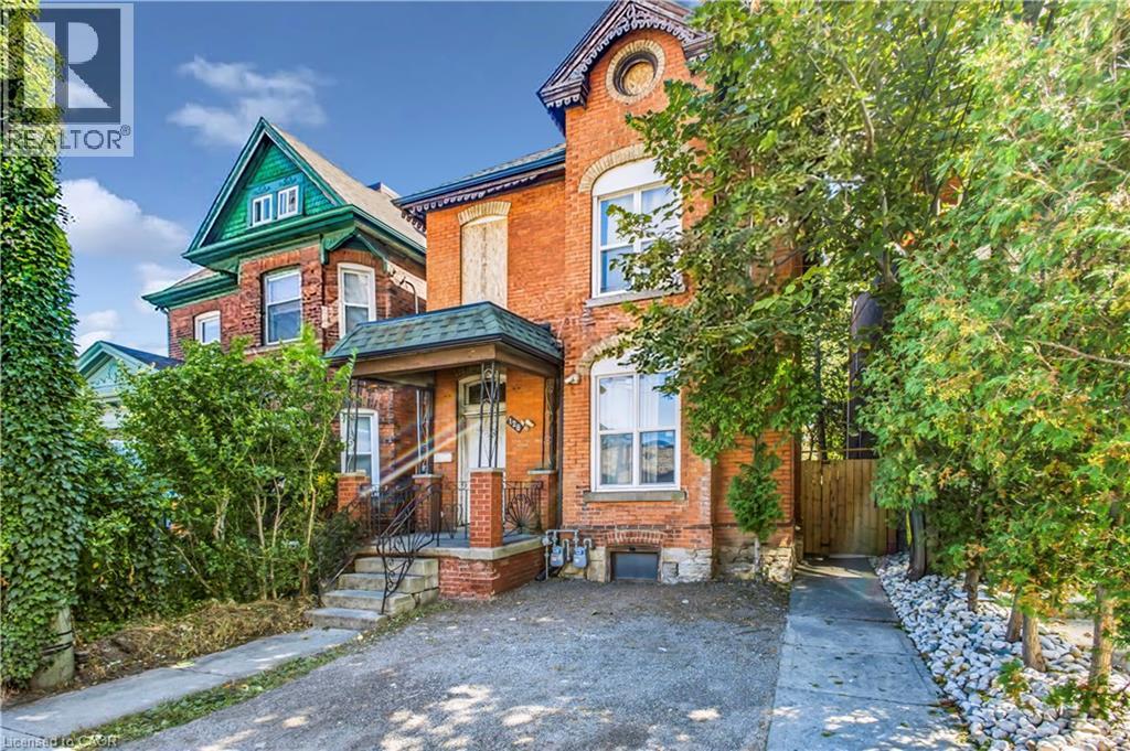128 JOHN Street N