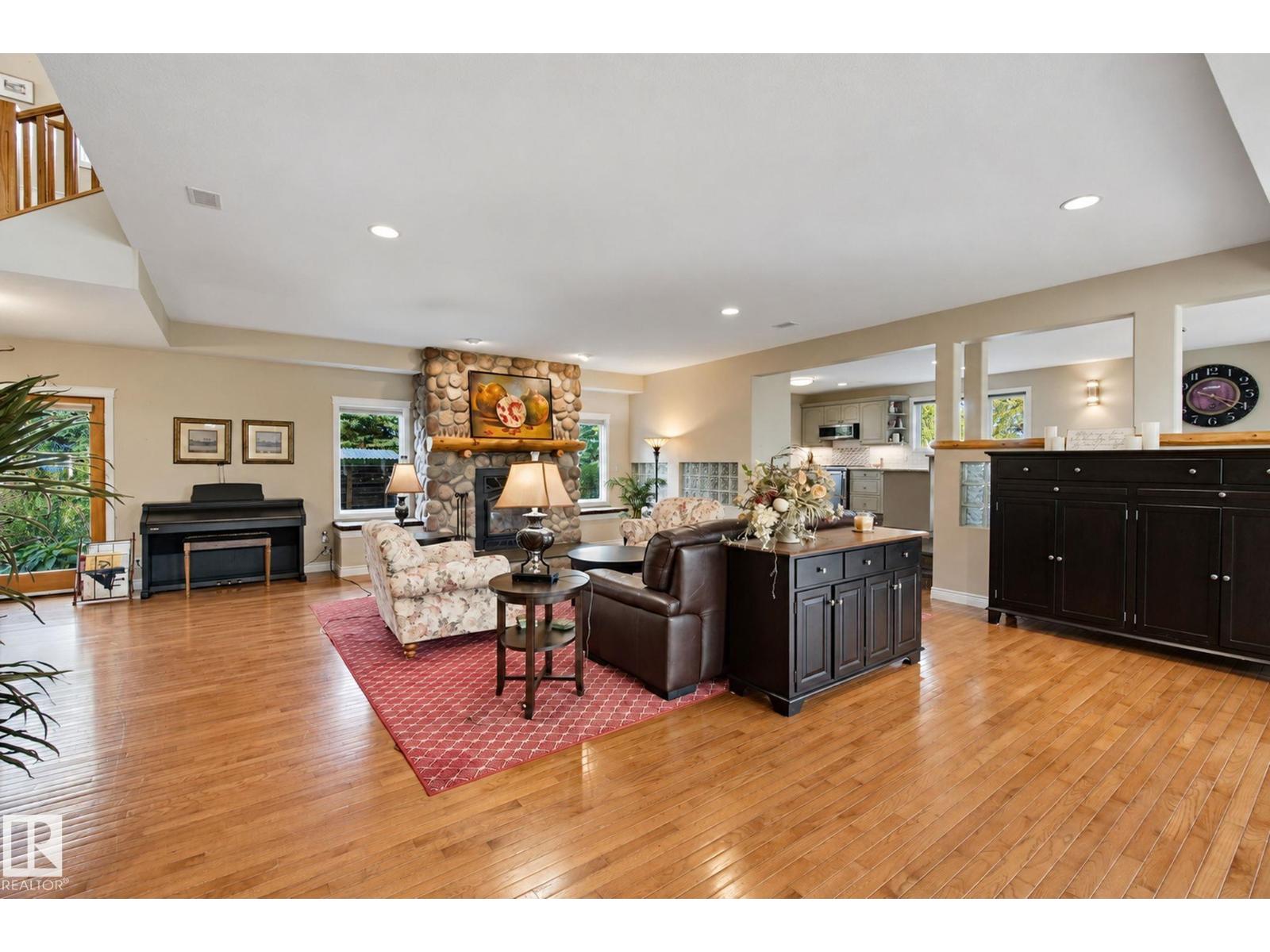 6 ROSENTHAL WY
