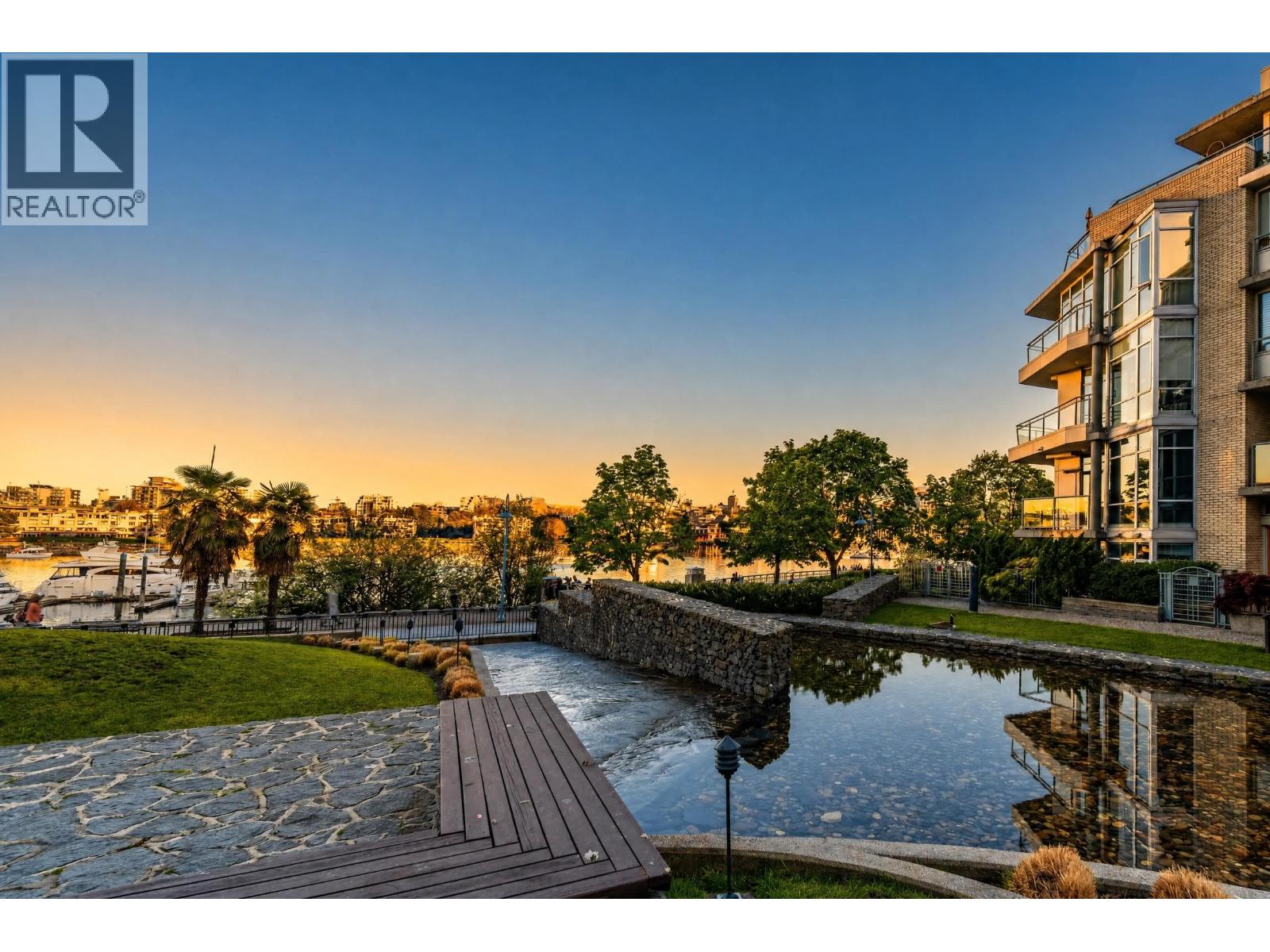 302 1228 MARINASIDE CRESCENT