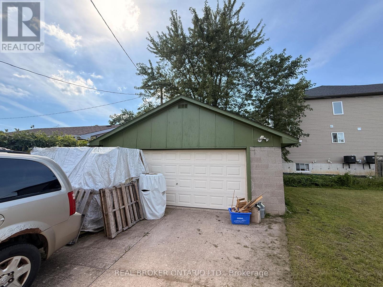 4 CONLON CRESCENT