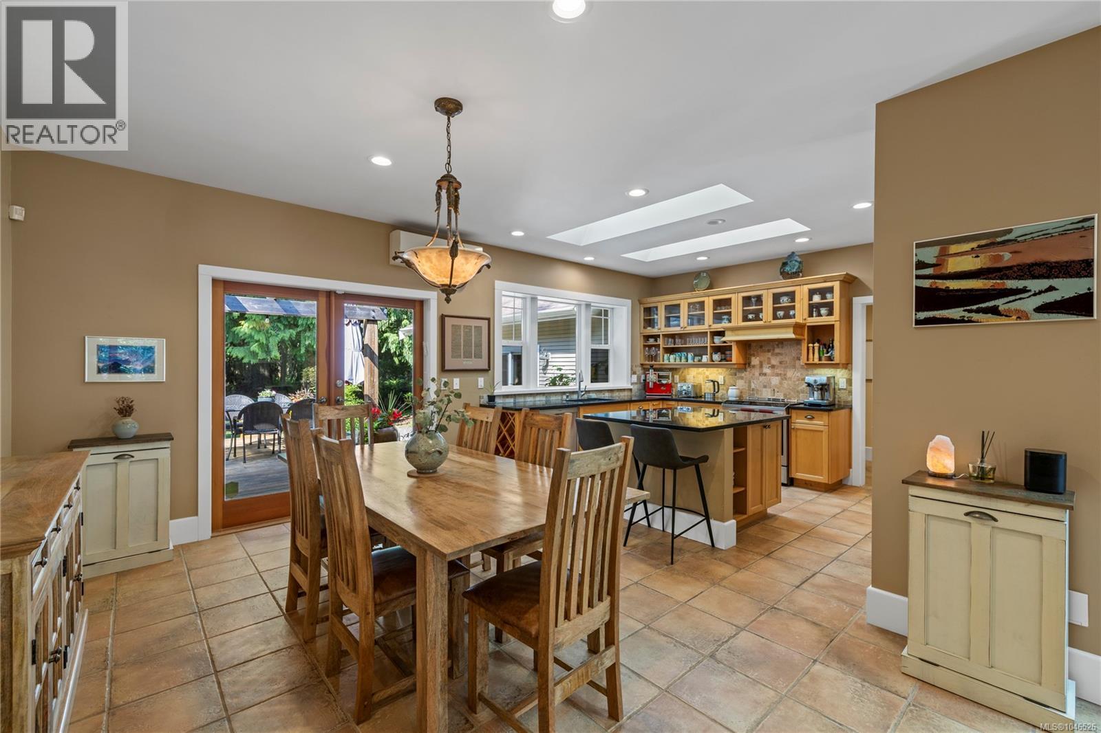825 Fern Rd E
