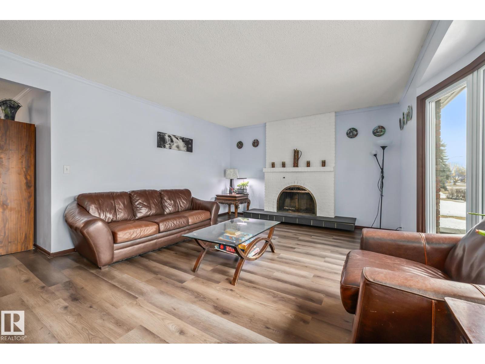 8812 135 AV NW