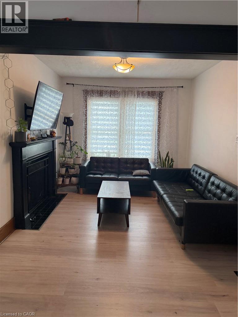 202 COLBORNE Street W